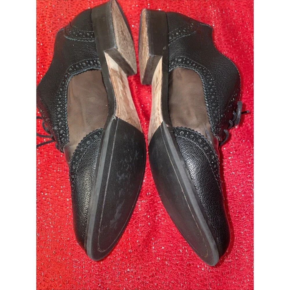 Women's Cole Haan Black Gold Wingtip Oxford Size 7.5B